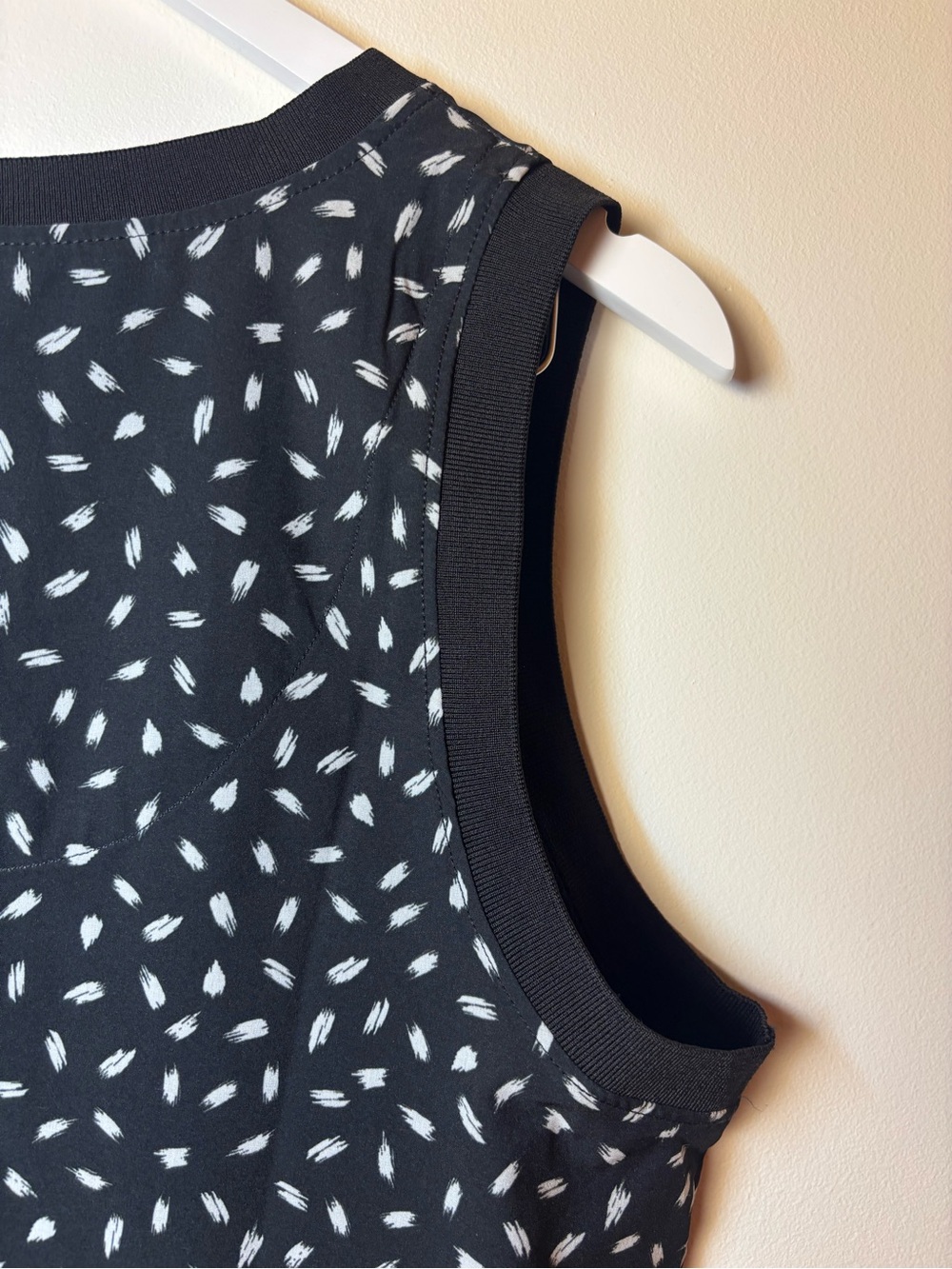 Chico's Black & White Sleeveless V-Notch Tank, size 2 - Picture 5 of 7